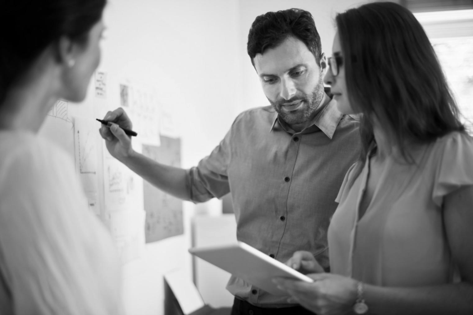 Modernes Büro von trevonaliqa mit professioneller Arbeitsatmosphäre